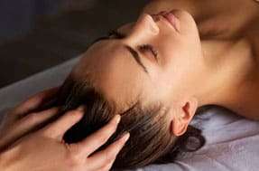 Shirotchampi : massage de la tête, des épaules, du cou et du cuir chevelu