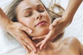 Stimulation du visage en soin Kobido